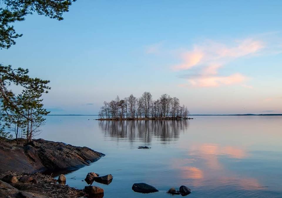 paesaggio-finlandese-isola-lago-estate